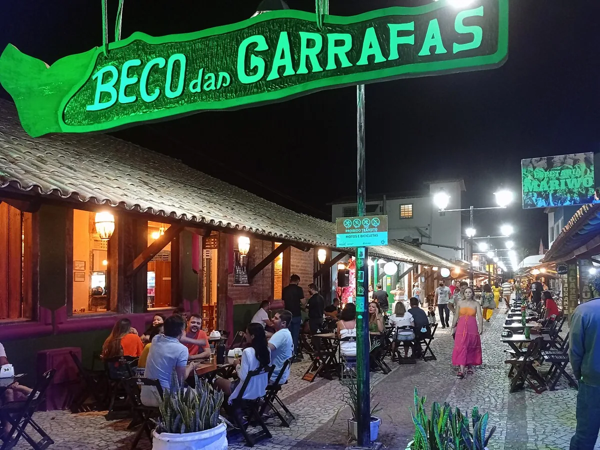 Beco das Garrafas à noite em Prado